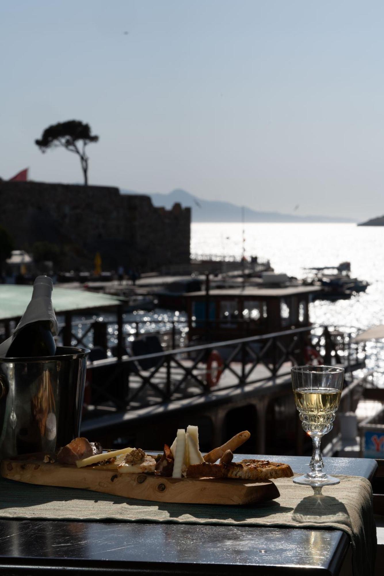 Hotel Karacam Foça Bagian luar foto